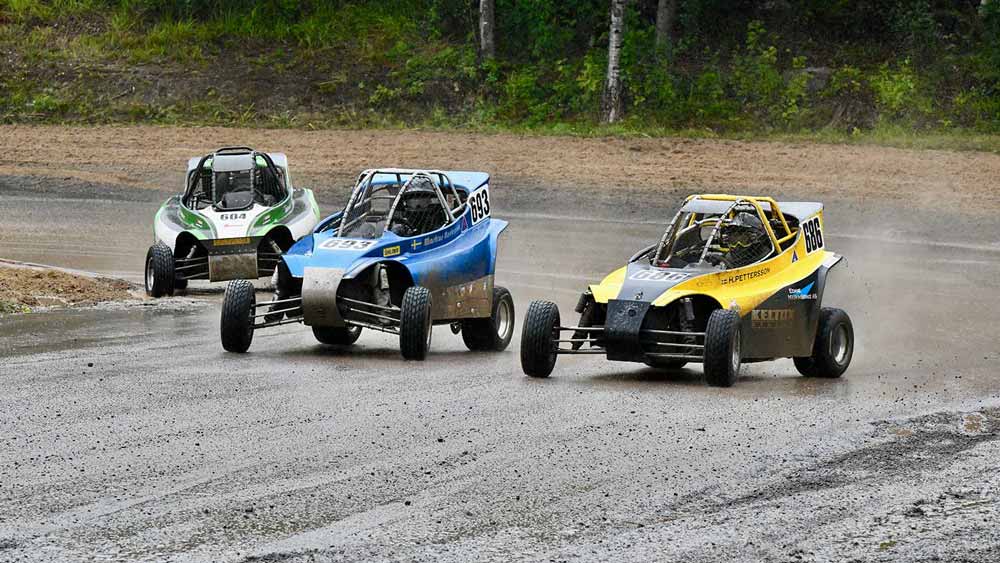 Crosskart som kör på blöt asfalt.