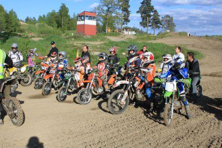 Motocrossförare på en bana