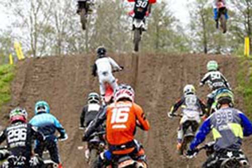 Motorcyklar som kör ett race