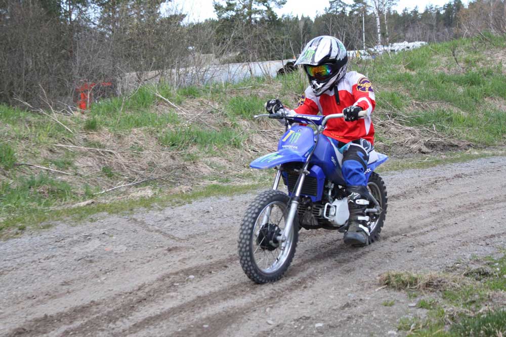 Ett barn åker motorcykel