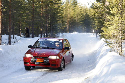 Rallybil kör i skogen